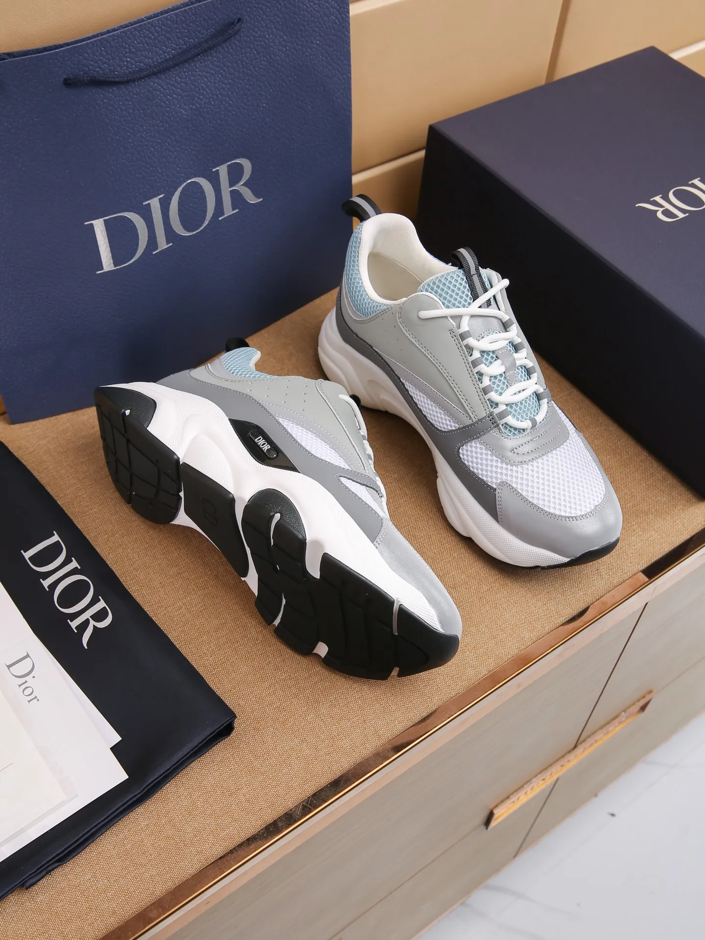 Factory price: 460💰Dior’s top version of D’s b22 men’s sports shoes. Inspired by retro running styles, the chunky low-top silhouette features gray calf leather and blue and white mesh fabric uppers, atop a black, white and blue engraved rubber sole. Nylon ribbon accents the blue mesh tongue and heel counter, and a "dio~" logo appears on the side. Pair it with a suit for a striking contrast and add a sportswear-chic edge to your look. The thick sole can be about 4cm~ Size: 38-45, [46, 47 customized]